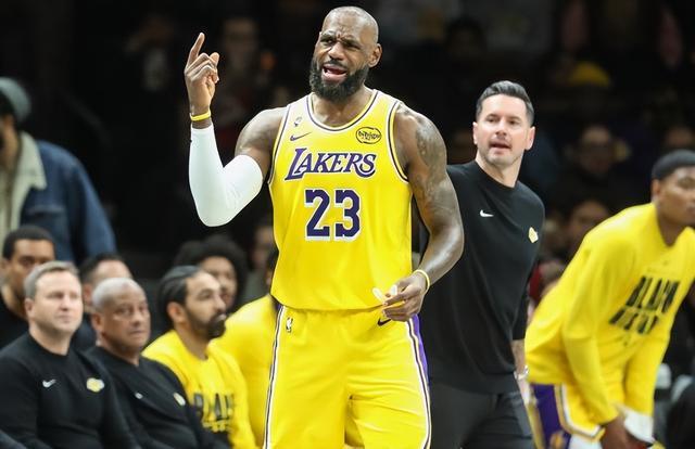 C7-关于詹姆斯回归赛场，回归赛场首场状态亮眼，FPX观众沸腾！的信息